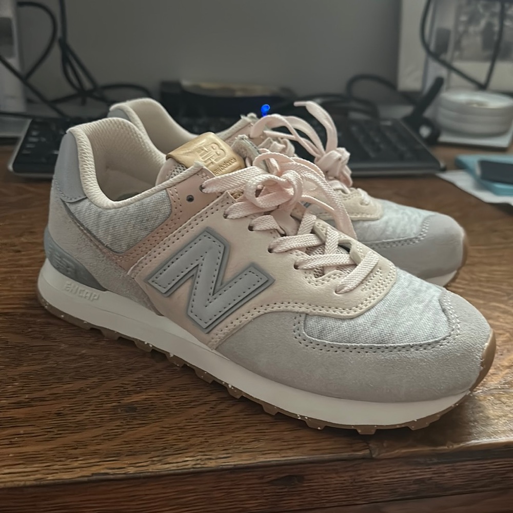 Like New Women’s New Balance 574 Size 7.5